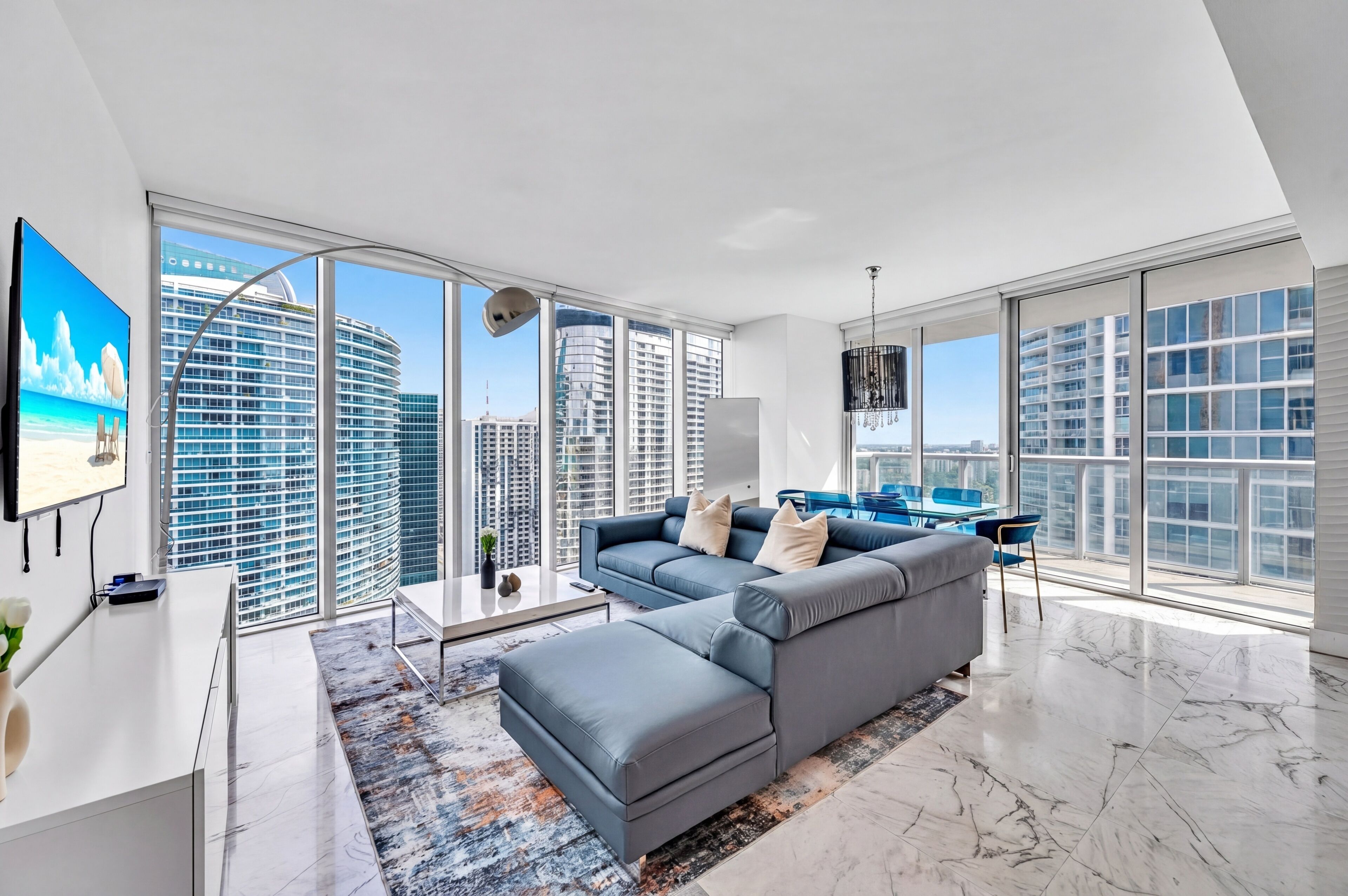 Royal-Apartment, 2 Schlafzimmer, eigener Pool, Meerblick | Wohnbereich