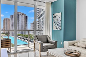 Appartement Exclusif, 1 chambre, piscine privée, vue océan | Coin séjour | TV connectée de 150 pouces avec chaînes par satellite, Netflix