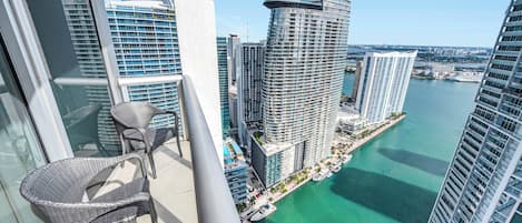 Royal-Apartment, 2 Schlafzimmer, eigener Pool, Meerblick | Balkon