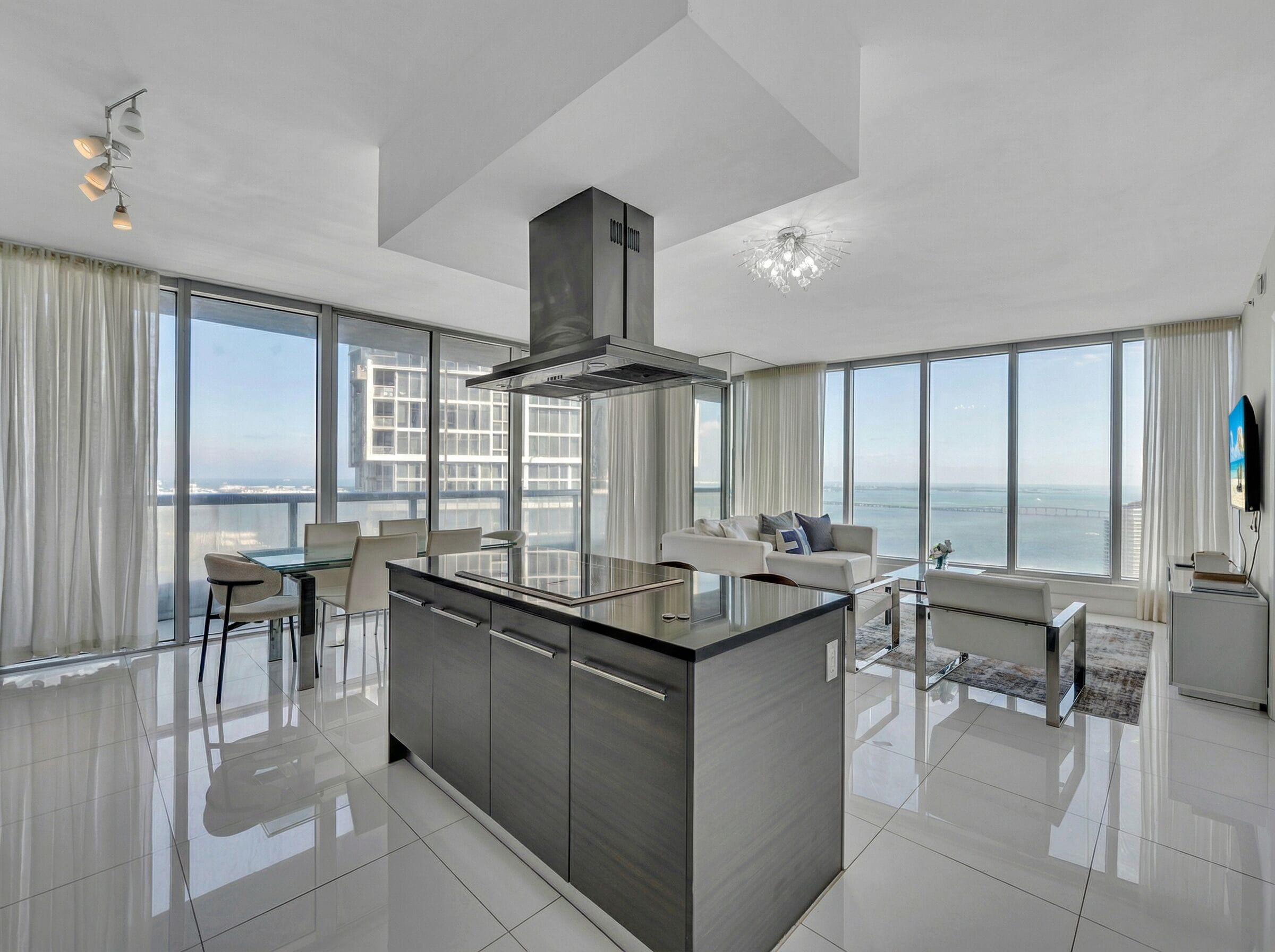 Leilighet – president, 2 soverom, privat basseng, havutsikt | Oppholdsområde | En 150-tommers smart-TV med Parabol-TV samt Netflix og strømmetjenester