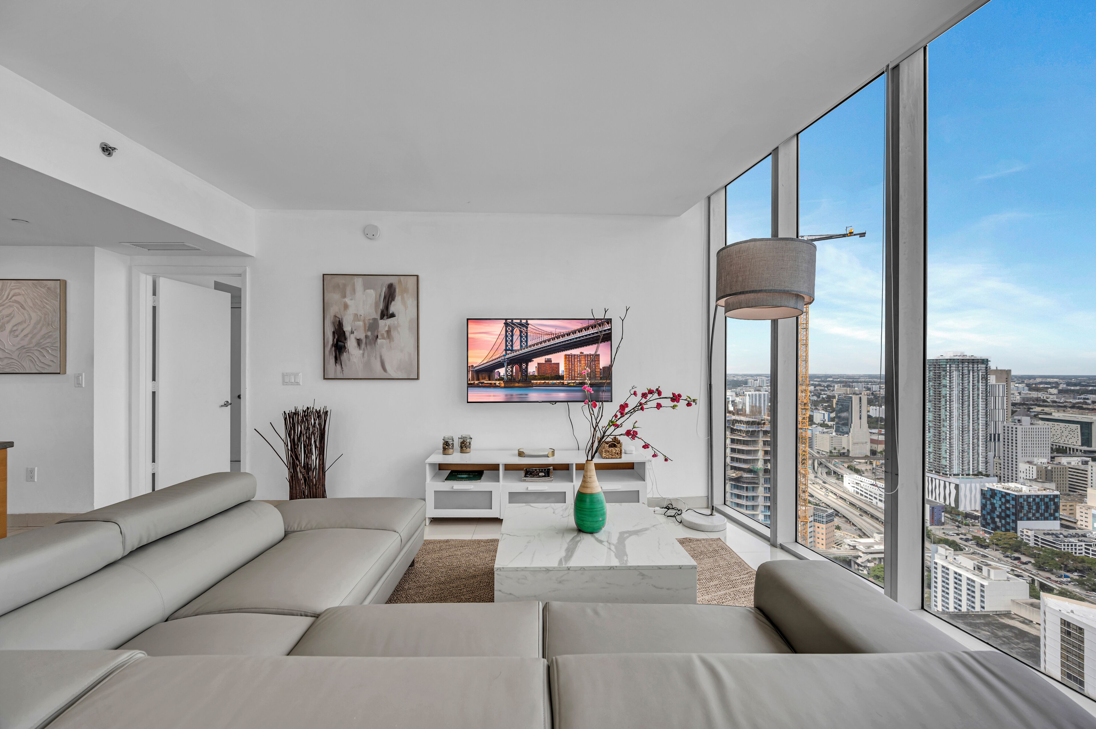 تلفزيون ذكي بحجم 150-بوصة يعرض قنوات فضائية، برامج وأفلام نتفليكس