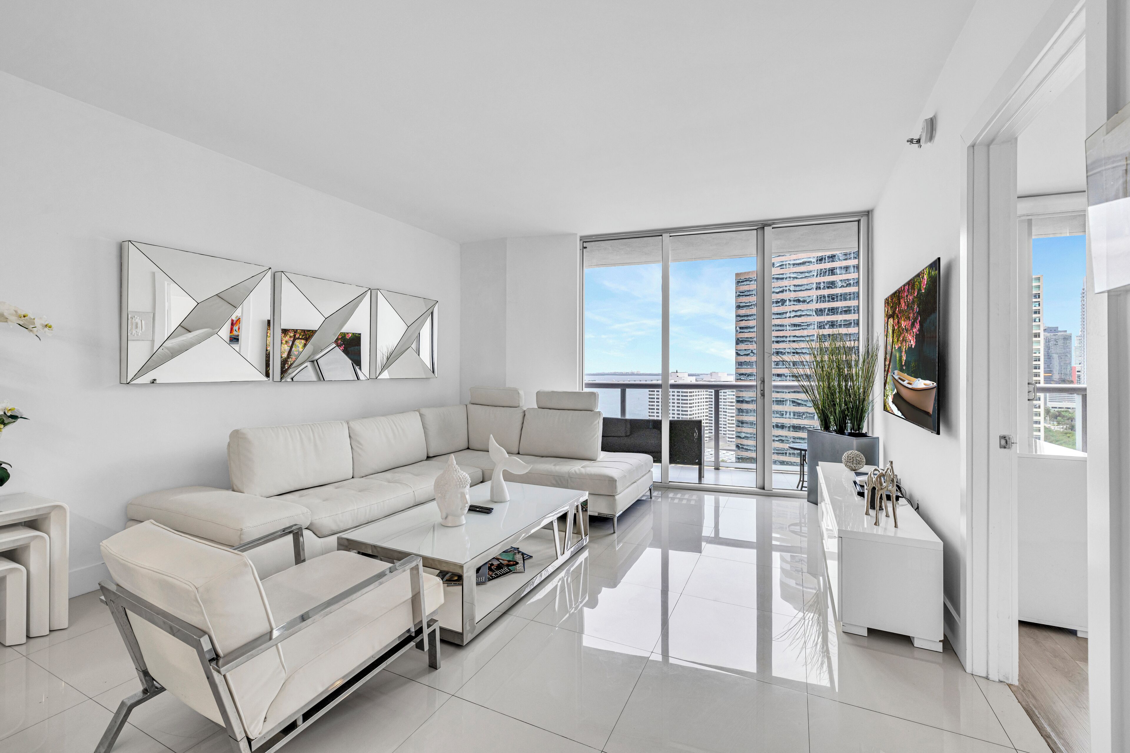 Smart TV 150 pollici con canali satellitari, Netflix