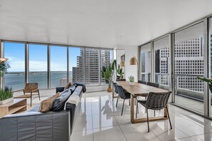 Departamento presidencial | Área de sala de estar | Smart TV de 150 pulgadas con canales vía satélite y Netflix