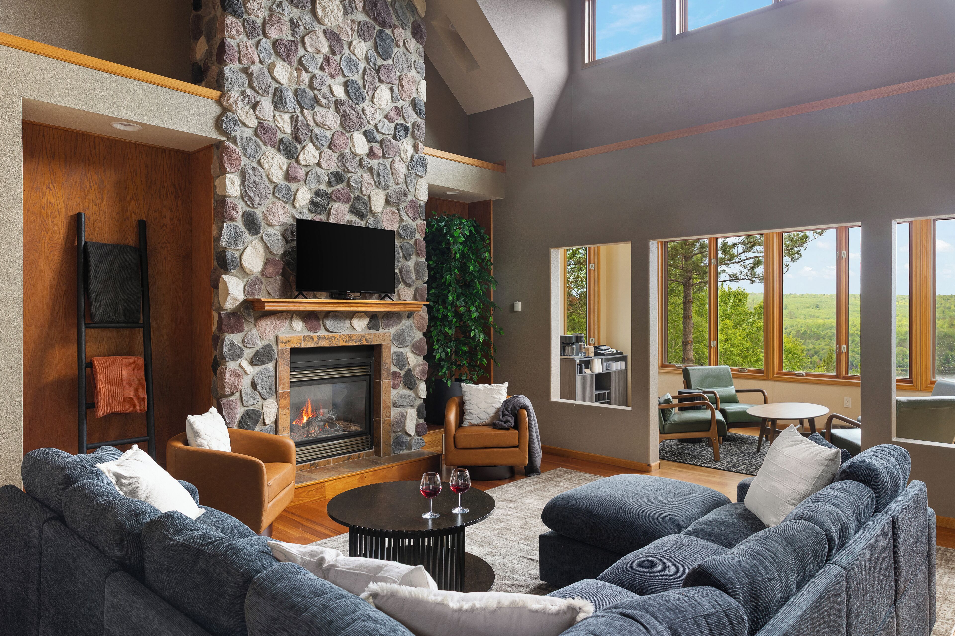 TV connectée, cheminée, jeux vidéo, baby-foot