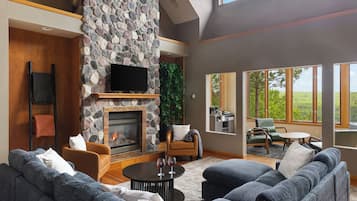 TV connectée, cheminée, jeux vidéo, baby-foot