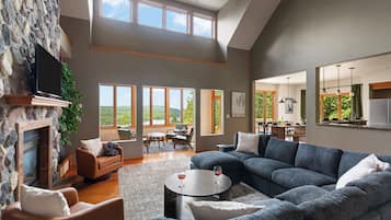 TV connectée, cheminée, jeux vidéo, baby-foot