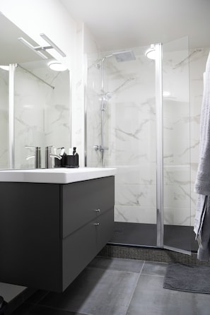 Douche, séchoir à cheveux, serviettes fournies, savon