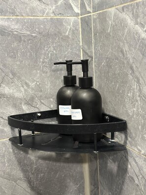 Douche, serviettes fournies, savon, papier toilette