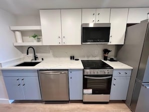 Geladeira, micro-ondas, fogão, cooktop
