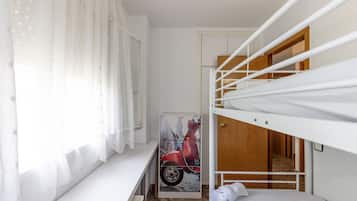 3 bedrooms, iron/ironing board, free WiFi, bed sheets