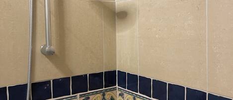 Ducha, secador de pelo, toallas y jabón