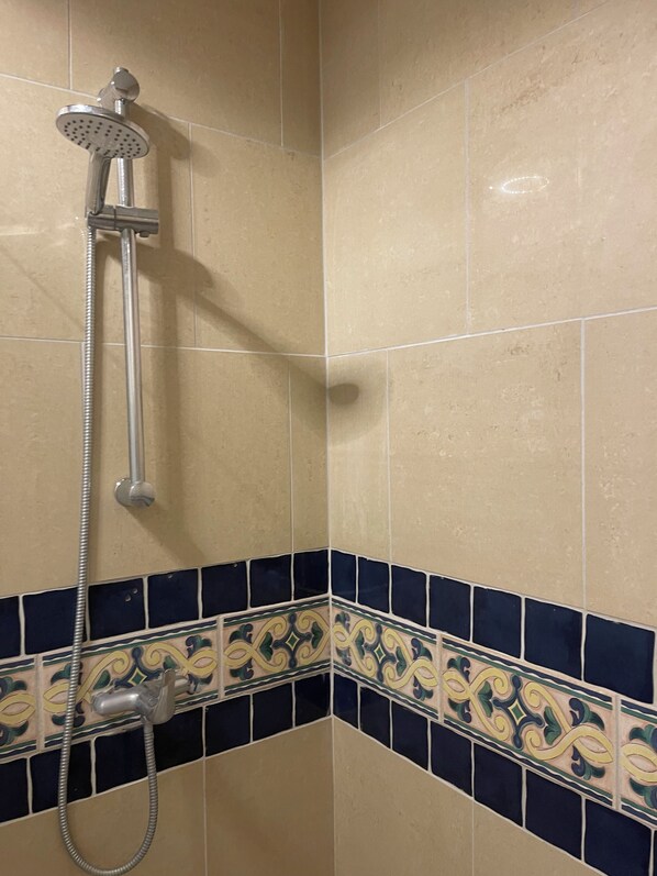 Douche, sèche-cheveux, serviettes fournies, savon