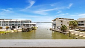 Il s’agit d’une propriété située au bord de l’eau, comprenant plusieurs bâtiments, notamment une grande structure à étages et un bâtiment plus petit doté d’un balcon.