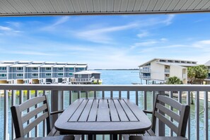 Outdoor dining - King Bed 🏝️ Loft Condo 🏝️ Top Floor 🏝️ Gulf view (Cedar Key)