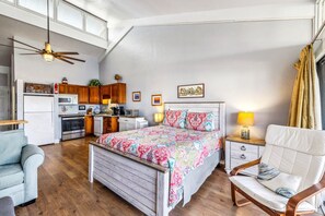 Iron/ironing board, travel cot, free WiFi, bed sheets - Top Floor 🪸 Private Balcony 🪸 View of the Gulf (Cedar Key)