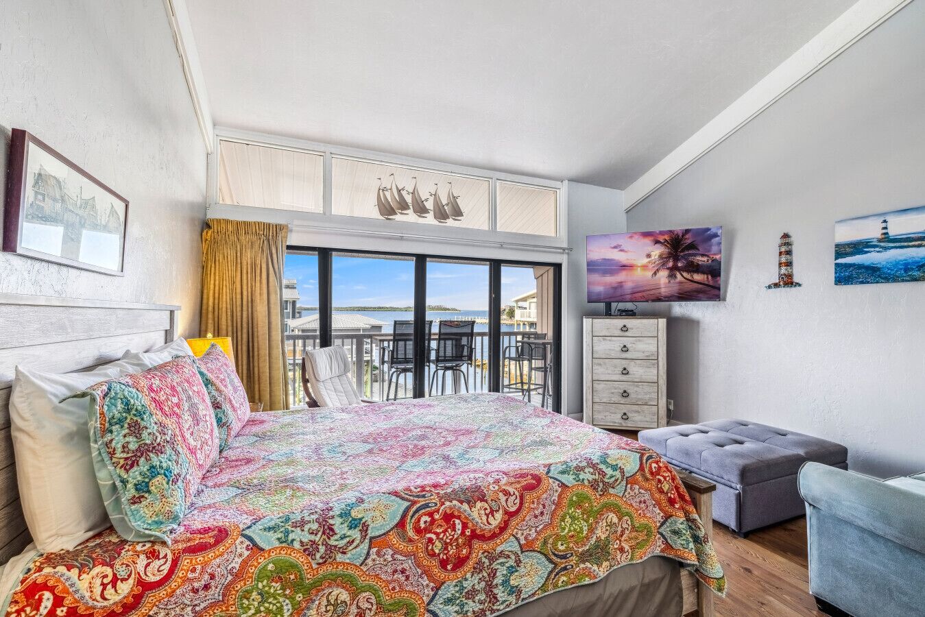 Travel crib, free WiFi, bed sheets