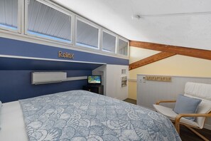 1 bedroom, iron/ironing board, travel crib, free WiFi - Loft style condo with balcony and king bed (Cedar Key)