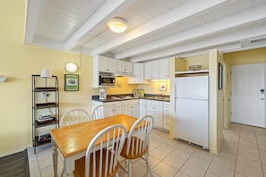 Kühlschrank, Mikrowelle, Herdplatte, Wasserkocher mit Kaffee-/Teezubehör