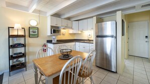 Coffee/tea maker, fridge, microwave, stovetop - Loft style condo with balcony and king bed (Cedar Key)