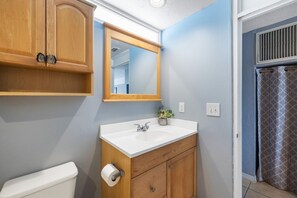 Een haardroger, handdoeken