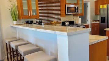 Réfrigérateur, four à micro-ondes, un four, surface de cuisson