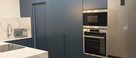 Geladeira, micro-ondas, fogão, cooktop