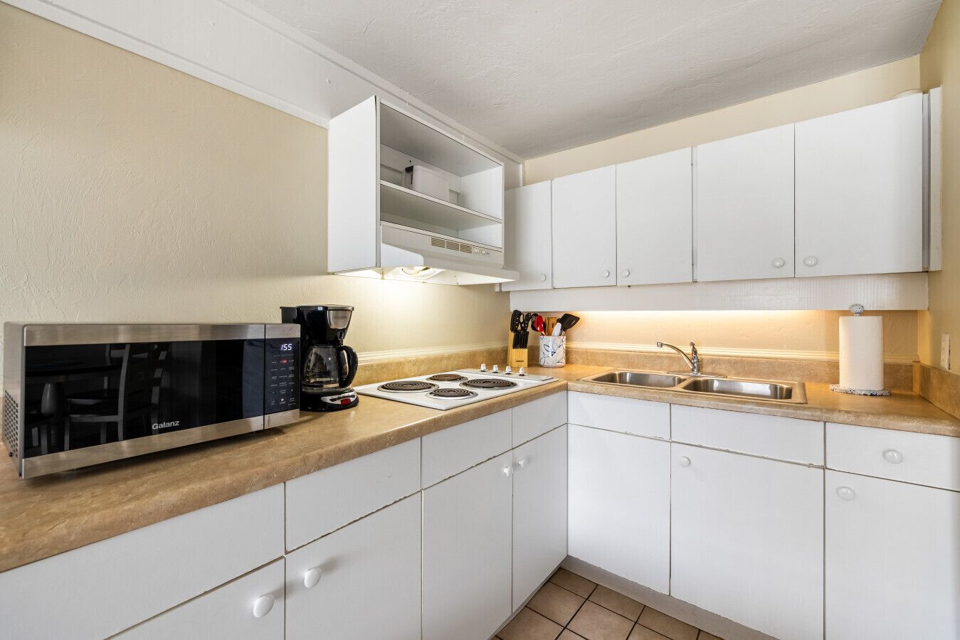 Frigorífico, microondas, placa de cocina y cafetera o tetera