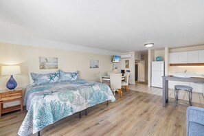Escritorio, tabla de planchar con plancha, wifi gratis y ropa de cama 