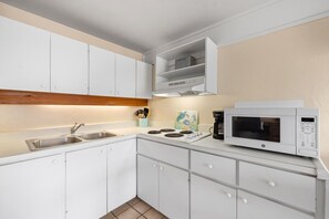 Kühlschrank, Mikrowelle, Herdplatte, Wasserkocher mit Kaffee-/Teezubehör