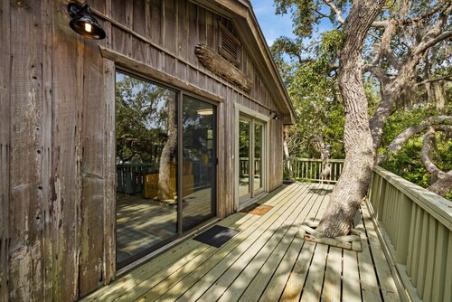 A Cozy Canopy Getaway in Cedar Key