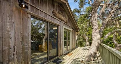 A Cozy Canopy Getaway in Cedar Key
