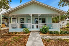 Exterior - Historic cottage in quiet neighborhood (Cedar Key)
