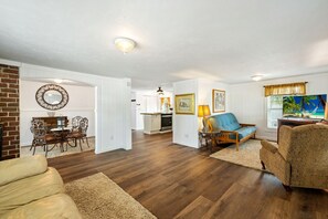 Smart TV - Historic cottage in quiet neighborhood (Cedar Key)