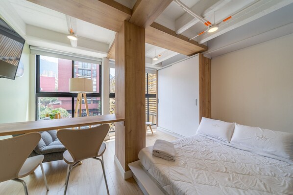 2 bedrooms, iron/ironing board, internet