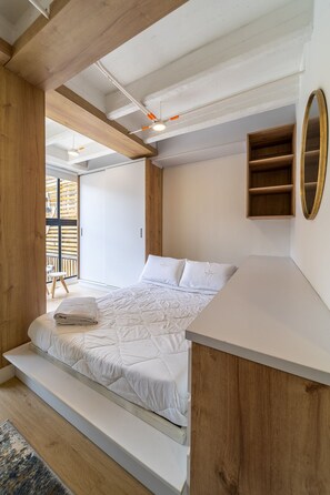 2 bedrooms, iron/ironing board, internet
