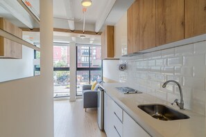 Kühlschrank, Mikrowelle, Wasserkocher mit Kaffee-/Teezubehör