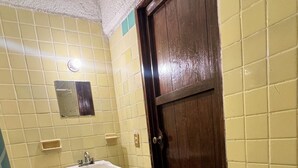 Economy Double Room | Free WiFi - Hotel Casa Lucina 2 (Zihuatanejo)