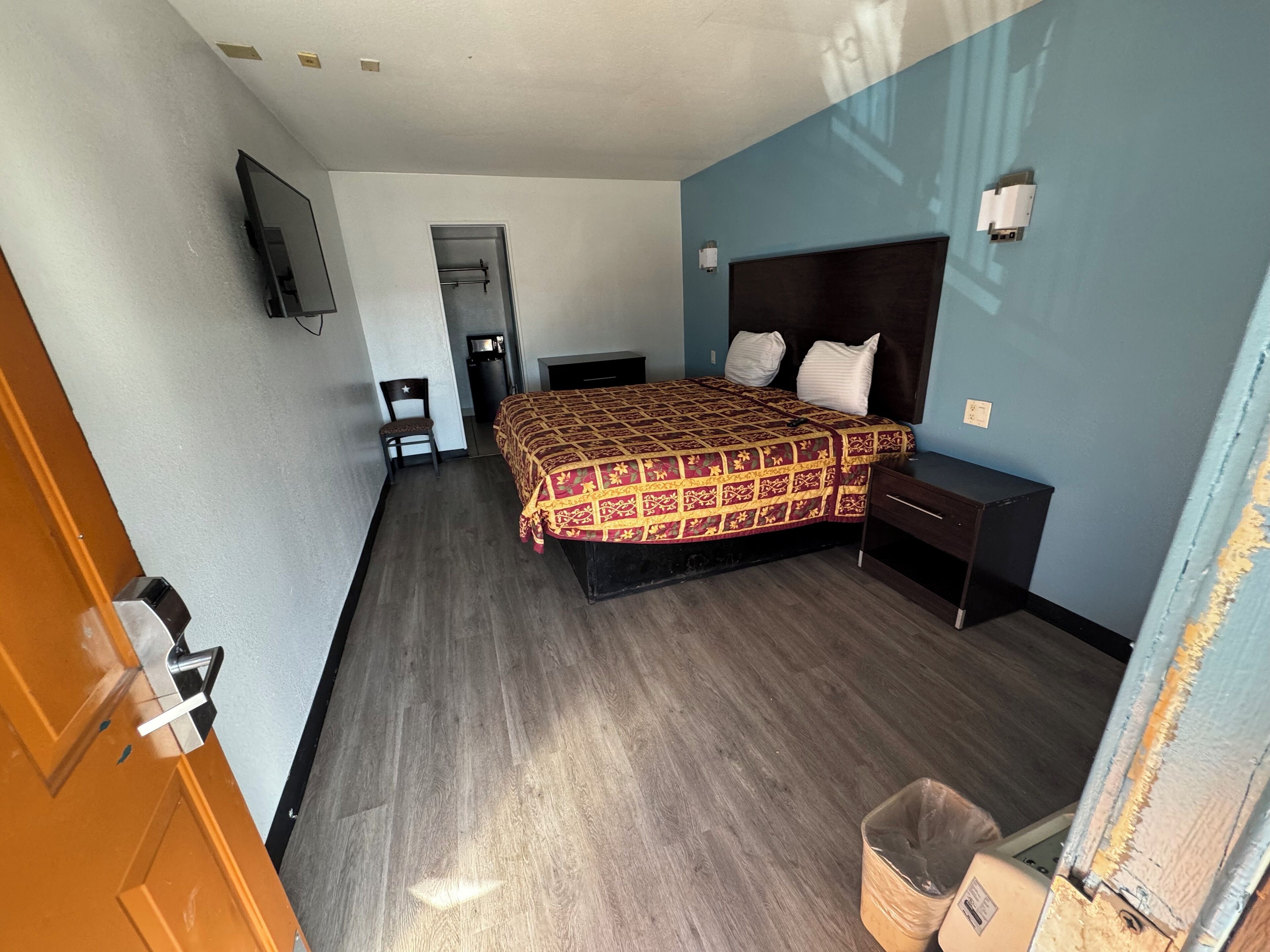 مكتب وواي فاي مجانًا وملاءات أسرّة