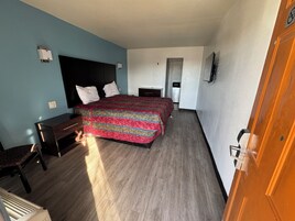 Escritorio, wifi gratis y ropa de cama