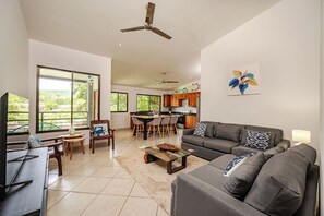 TV - Elegant 4-Bedroom Home near Coco Beach (Playas del Coco)