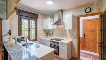 Een koelkast, een magnetron, een oven, een koffiezetapparaat/waterkoker