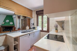 Frigorífic, microones, forn i cafetera i tetera 