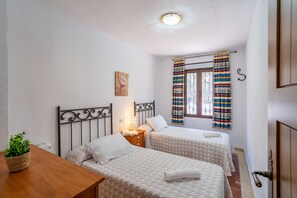 5 dormitoris, planxa i posts de planxar, wifi gratuïta i roba de llit 