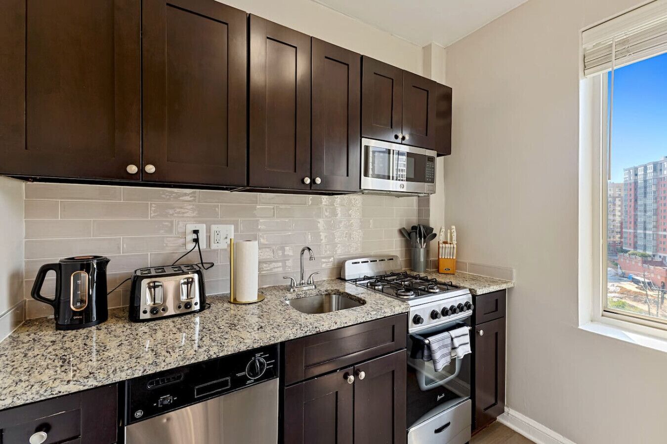 Kylskåp, mikrovågsugn, ugn och spishäll