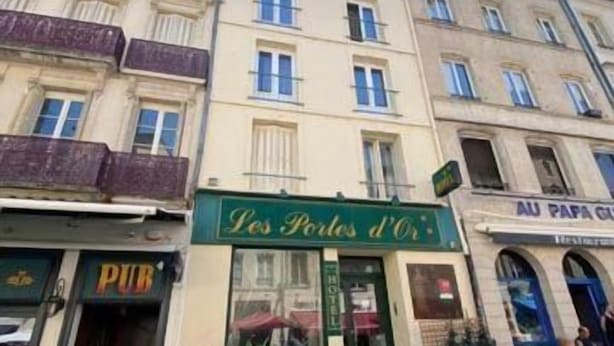 A building with a green awning labeled "Les Portes d'Or" and a sign for "Au Papa Club" above the entrance. - Hotel Les Portes D'Or (Nancy)
