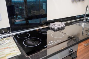 Fridge, microwave, oven, stovetop - City Centre Location-family Friendly-free Parking (Bradford)