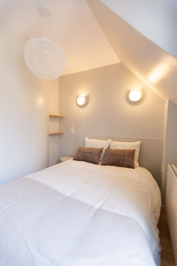 6 bedrooms, iron/ironing board, bed sheets