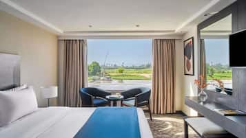 Minibar, in-room safe