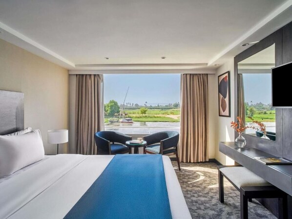 Minibar, in-room safe