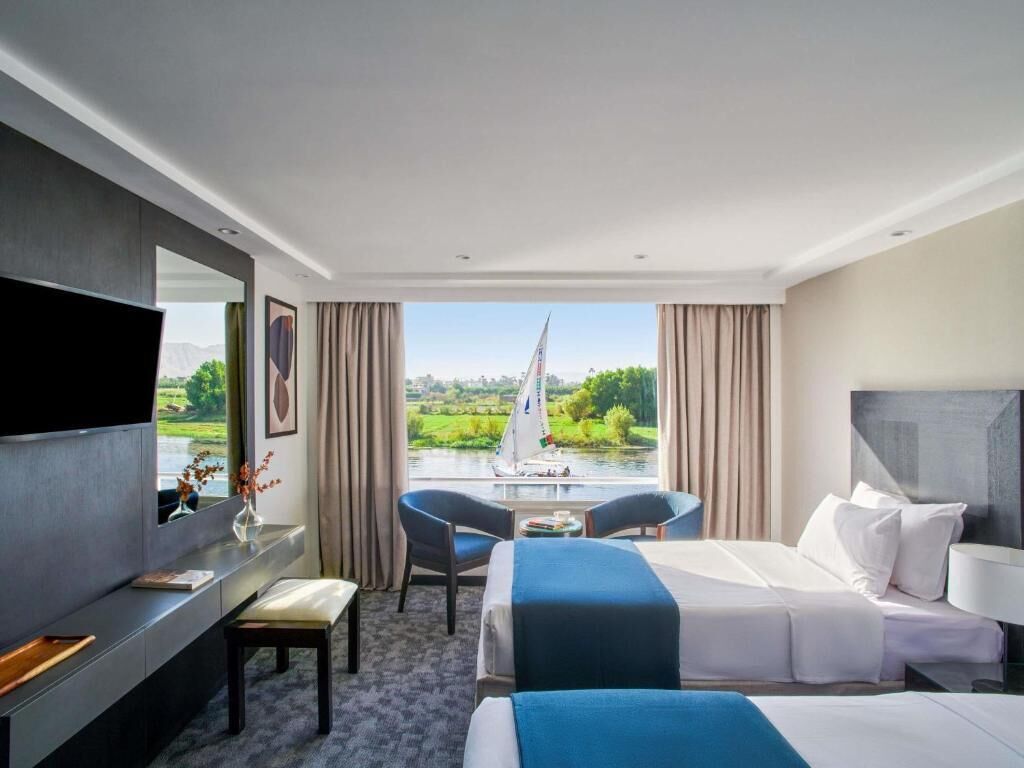 Minibar, in-room safe